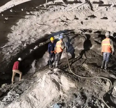 卢龙拱顶带模注浆料的施工流程及注意事项